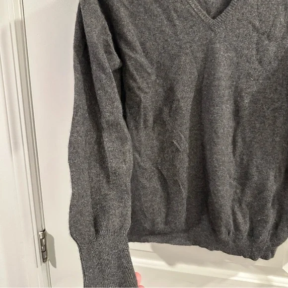 La Garçonne Moderne Dark Grey Heathered 100% Cashmare V-Neck Long Sleeve Sweater - Picture 9 of 9
